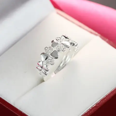 Nhẫn Cỏ Bốn Lá: Ý Nghĩa May Mắn, Các Loại Chất Liệu Và Cách Chọn Mua Chuẩn Nhất Nhẫn Cỏ Bốn Lá: Ý Nghĩa May Mắn, Các Loại Chất Liệu Và Cách Chọn Mua Chuẩn Nhất