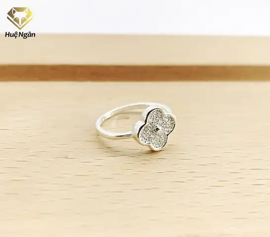 Nhẫn Cỏ Bốn Lá: Ý Nghĩa May Mắn, Các Loại Chất Liệu Và Cách Chọn Mua Chuẩn Nhất Nhẫn Cỏ Bốn Lá: Ý Nghĩa May Mắn, Các Loại Chất Liệu Và Cách Chọn Mua Chuẩn Nhất
