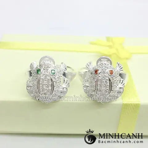 Nhẫn Cóc Ngậm Tiền: Ý Nghĩa Phong Thủy Và Cách Đeo Chiêu Tài Lộc Cho Nam Nữ Nhẫn Cóc Ngậm Tiền: Ý Nghĩa Phong Thủy Và Cách Đeo Chiêu Tài Lộc Cho Nam Nữ