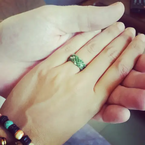 Nhẫn Cưới Bằng Cỏ Là Gì? Nguồn Gốc, Ý Nghĩa Và Câu Chuyện Về Chiếc Nhẫn Cỏ Nhẫn Cưới Bằng Cỏ Là Gì? Nguồn Gốc, Ý Nghĩa Và Câu Chuyện Về Chiếc Nhẫn Cỏ