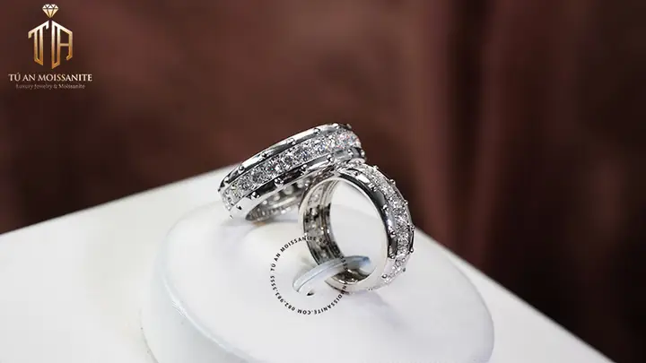 Top 99+ Mẫu Nhẫn Cưới Siêu Đẹp 2026: Bộ Sưu Tập Mới Nhất, Chất Liệu Vàng & Kim Cương Top 99+ Mẫu Nhẫn Cưới Siêu Đẹp 2026: Bộ Sưu Tập Mới Nhất, Chất Liệu Vàng & Kim Cương