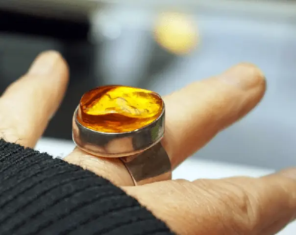 Nhẫn Đá Hổ Phách: Công Dụng, Ý Nghĩa Phong Thủy Và Cách Chọn Mua Phù Hợp Nhẫn Đá Hổ Phách: Công Dụng, Ý Nghĩa Phong Thủy Và Cách Chọn Mua Phù Hợp