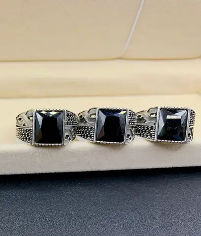Mua Nhẫn Đá Onyx Đen: Hướng Dẫn Chọn Mẫu, Chất Liệu Và Giá Cho Nam Mua Nhẫn Đá Onyx Đen: Hướng Dẫn Chọn Mẫu, Chất Liệu Và Giá Cho Nam
