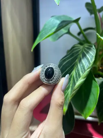 Mua Nhẫn Đá Onyx Đen: Hướng Dẫn Chọn Mẫu, Chất Liệu Và Giá Cho Nam Mua Nhẫn Đá Onyx Đen: Hướng Dẫn Chọn Mẫu, Chất Liệu Và Giá Cho Nam
