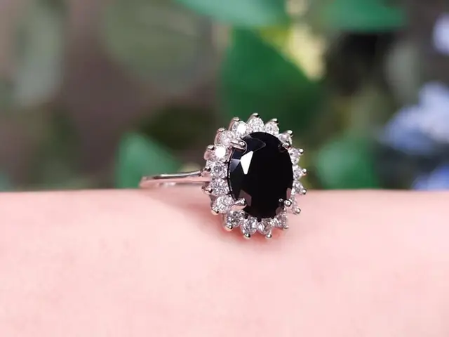 Nhẫn Đá Ruby Đen – Hướng Dẫn Chọn Mua, Bảo Quản Và Phối Phong Cách Cho Người Yêu Sang Trọng Nhẫn Đá Ruby Đen – Hướng Dẫn Chọn Mua, Bảo Quản Và Phối Phong Cách Cho Người Yêu Sang Trọng