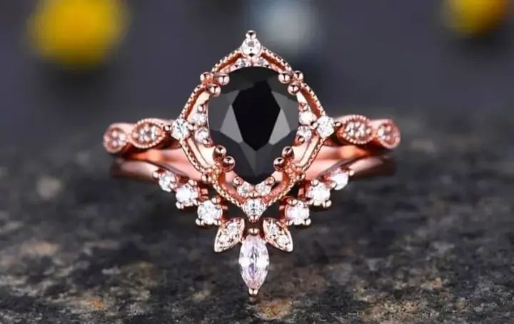 Nhẫn Đá Ruby Đen – Hướng Dẫn Chọn Mua, Bảo Quản Và Phối Phong Cách Cho Người Yêu Sang Trọng Nhẫn Đá Ruby Đen – Hướng Dẫn Chọn Mua, Bảo Quản Và Phối Phong Cách Cho Người Yêu Sang Trọng