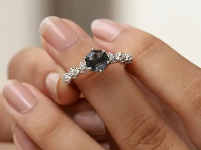 Nhẫn Đá Ruby Đen – Hướng Dẫn Chọn Mua, Bảo Quản Và Phối Phong Cách Cho Người Yêu Sang Trọng Nhẫn Đá Ruby Đen – Hướng Dẫn Chọn Mua, Bảo Quản Và Phối Phong Cách Cho Người Yêu Sang Trọng