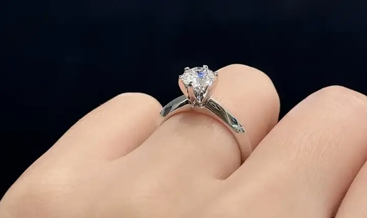 Nhẫn Đính Hôn Trơn: Mẫu Đẹp, Cách Chọn Và Bảo Quản Cho Cô Dâu Hiện Đại Nhẫn Đính Hôn Trơn: Mẫu Đẹp, Cách Chọn Và Bảo Quản Cho Cô Dâu Hiện Đại