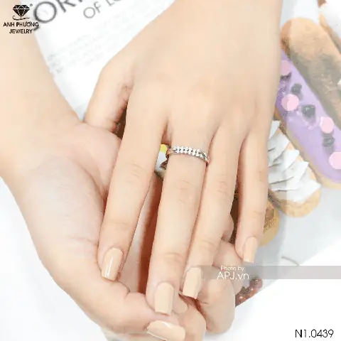 Nhẫn Đính Hôn Trơn: Mẫu Đẹp, Cách Chọn Và Bảo Quản Cho Cô Dâu Hiện Đại Nhẫn Đính Hôn Trơn: Mẫu Đẹp, Cách Chọn Và Bảo Quản Cho Cô Dâu Hiện Đại