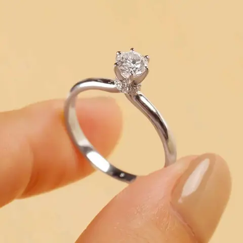 Nhẫn Đính Hôn Trơn: Mẫu Đẹp, Cách Chọn Và Bảo Quản Cho Cô Dâu Hiện Đại Nhẫn Đính Hôn Trơn: Mẫu Đẹp, Cách Chọn Và Bảo Quản Cho Cô Dâu Hiện Đại