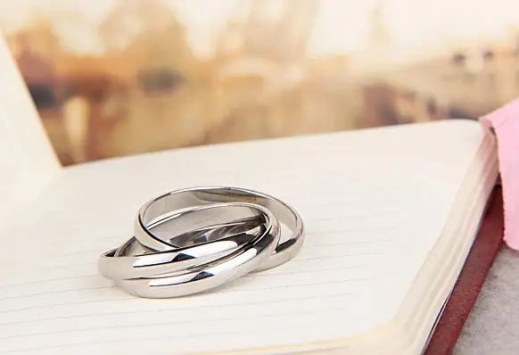 Nhẫn Lồng Vào Nhau: Ý Nghĩa, Các Mẫu Đẹp Và Cách Chọn Phù Hợp Nhẫn Lồng Vào Nhau: Ý Nghĩa, Các Mẫu Đẹp Và Cách Chọn Phù Hợp