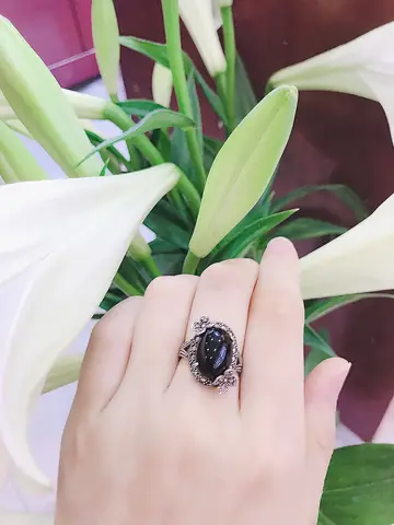 Nhẫn Màu Đen Nữ: Ý Nghĩa, Các Mẫu Đẹp & Cách Chọn Phù Hợp