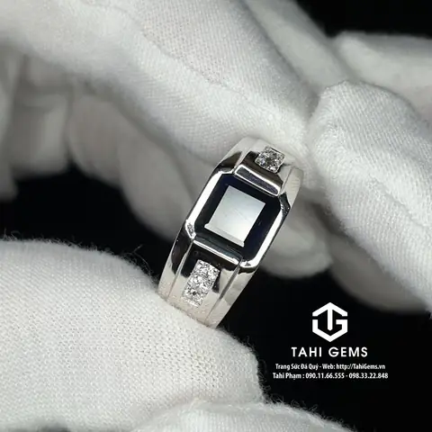 Nhẫn Sapphire Đen Nam: Hướng Dẫn Chọn Mua, Kiểu Dáng & Giá Thực Tế Nhẫn Sapphire Đen Nam: Hướng Dẫn Chọn Mua, Kiểu Dáng & Giá Thực Tế