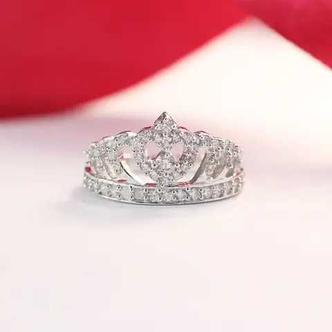 Nhẫn Vương Miện Nữ: Mẫu Đẹp, Chất Liệu Và Cách Chọn Mua Phù Hợp Nhẫn Vương Miện Nữ: Mẫu Đẹp, Chất Liệu Và Cách Chọn Mua Phù Hợp