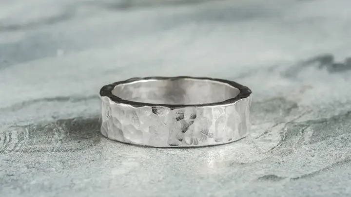 Nhặt Được Nhẫn Bạc: Nên Đeo Hay Không? Ý Nghĩa, Lời Khuyên & Những Điều Cần Biết