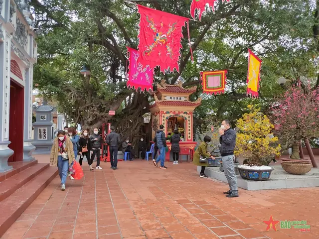 Phủ Tây Hồ Mở Cửa Từ Mấy Giờ? Lịch Trình Tham Quan Chi Tiết Cho Du Khách