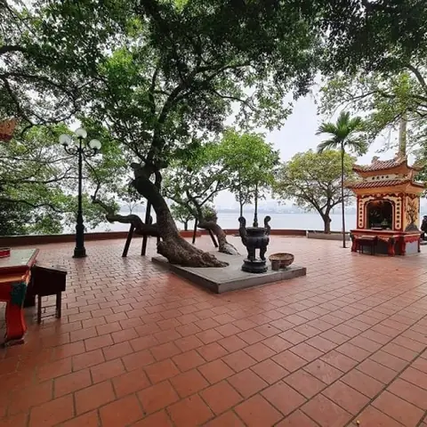 Phủ Tây Hồ Mở Cửa Từ Mấy Giờ? Lịch Trình Tham Quan Chi Tiết Cho Du Khách