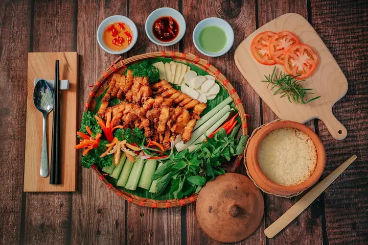 Top 15 Quán Cơm Niêu Đà Lạt Ngon Nhất: Địa Chỉ, Thực Đơn Và Giá Cả Cho Thực Khách Địa Phương Và Du Lịch