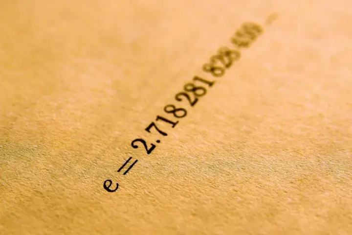 Số E Là Gì? Khám Phá Hằng Số Euler Và Vai Trò Trong Toán Học