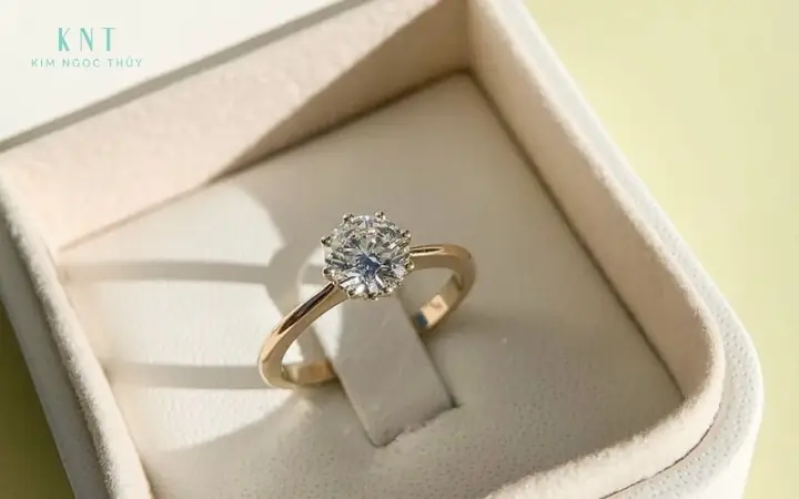 Cách Tặng Nhẫn Cầu Hôn Lãng Mạn, Ý Nghĩa Và Chọn Mẫu Phù Hợp Cho Nàng Cách Tặng Nhẫn Cầu Hôn Lãng Mạn, Ý Nghĩa Và Chọn Mẫu Phù Hợp Cho Nàng