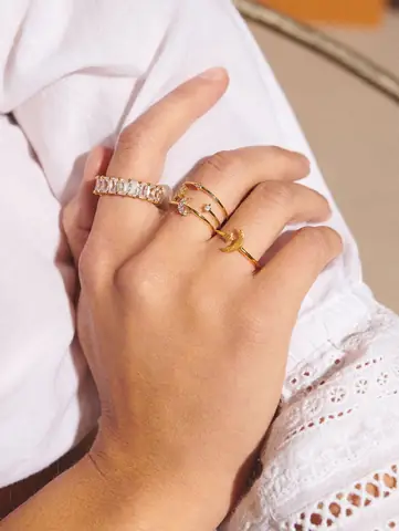 Cách Đeo Nhiều Nhẫn Đẹp & Hài Hòa: Hướng Dẫn Chi Tiết Cho Người Yêu Thời Trang Cách Đeo Nhiều Nhẫn Đẹp & Hài Hòa: Hướng Dẫn Chi Tiết Cho Người Yêu Thời Trang