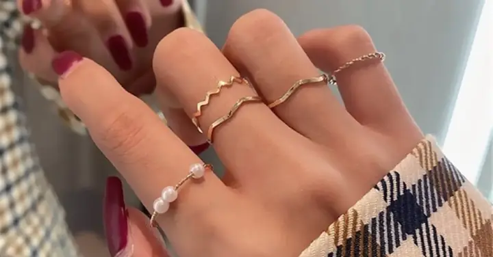 Cách Đeo Nhiều Nhẫn Đẹp & Hài Hòa: Hướng Dẫn Chi Tiết Cho Người Yêu Thời Trang Cách Đeo Nhiều Nhẫn Đẹp & Hài Hòa: Hướng Dẫn Chi Tiết Cho Người Yêu Thời Trang