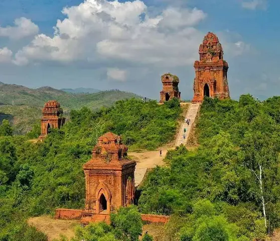 Tháp Bánh Ít Tuy Phước, Bình Định: Lịch Sử, Kiến Trúc Và Hướng Dẫn Du Lịch Tháp Bánh Ít Tuy Phước, Bình Định: Lịch Sử, Kiến Trúc Và Hướng Dẫn Du Lịch