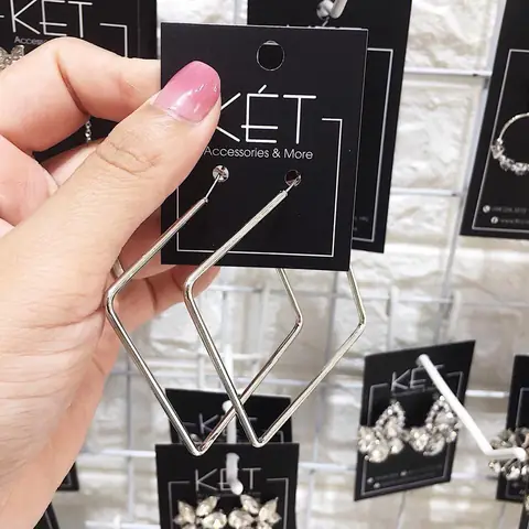 Hướng Dẫn Thiết Kế Và In Thẻ Treo Bông Tai Chuẩn: Các Bước, Kích Thước, Chất Liệu Và Lưu Ý Quan Trọng Hướng Dẫn Thiết Kế Và In Thẻ Treo Bông Tai Chuẩn: Các Bước, Kích Thước, Chất Liệu Và Lưu Ý Quan Trọng