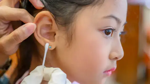 Cách Vệ Sinh Bông Tai Tại Nhà An Toàn, Nhanh Chóng – Hướng Dẫn Chi Tiết Cách Vệ Sinh Bông Tai Tại Nhà An Toàn, Nhanh Chóng – Hướng Dẫn Chi Tiết