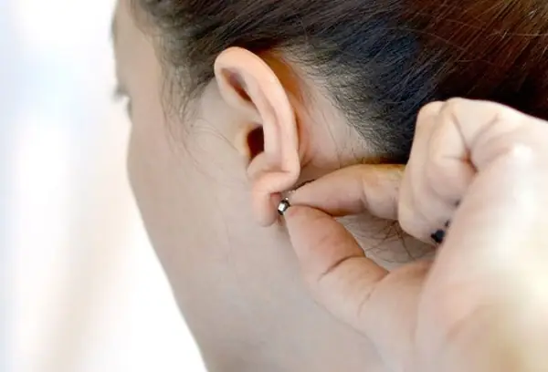 Cách Vệ Sinh Bông Tai Tại Nhà An Toàn, Nhanh Chóng – Hướng Dẫn Chi Tiết Cách Vệ Sinh Bông Tai Tại Nhà An Toàn, Nhanh Chóng – Hướng Dẫn Chi Tiết