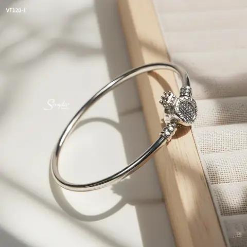 Vòng Tay Bạc Cứng Là Gì? Hướng Dẫn Chọn, Bảo Quản Và Phối Đồ Cho Nam Nữ Vòng Tay Bạc Cứng Là Gì? Hướng Dẫn Chọn, Bảo Quản Và Phối Đồ Cho Nam Nữ