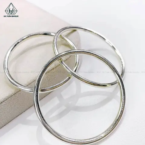 Vòng Tay Bạc Cứng Là Gì? Hướng Dẫn Chọn, Bảo Quản Và Phối Đồ Cho Nam Nữ Vòng Tay Bạc Cứng Là Gì? Hướng Dẫn Chọn, Bảo Quản Và Phối Đồ Cho Nam Nữ