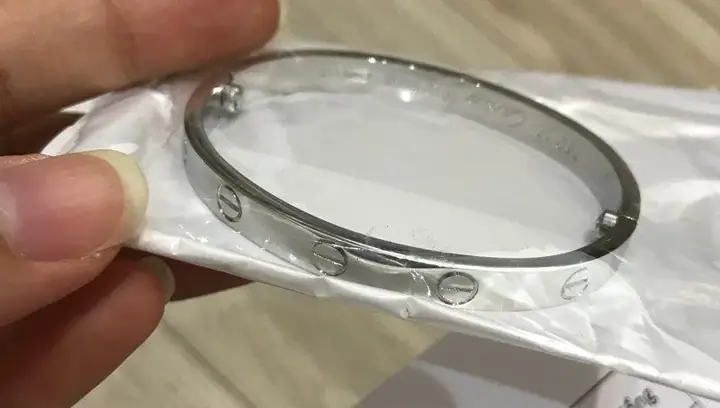 Mua Vòng Tay Cartier Bạc: Mẫu, Giá Và Cách Phân Biệt Thật Giả Mua Vòng Tay Cartier Bạc: Mẫu, Giá Và Cách Phân Biệt Thật Giả