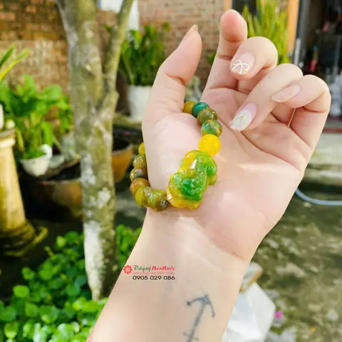 Vòng Tay Tài Lộc: Ý Nghĩa, Cách Chọn Và Cách Đeo Để Thu Hút May Mắn Vòng Tay Tài Lộc: Ý Nghĩa, Cách Chọn Và Cách Đeo Để Thu Hút May Mắn