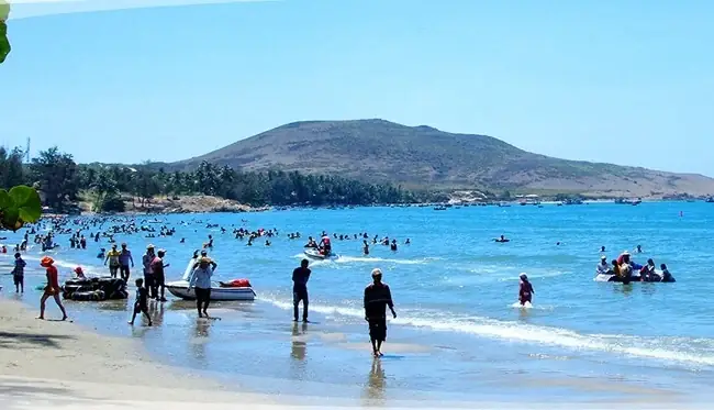 Hướng Dẫn Du Lịch Bãi Biển Hòn Rơm Mũi Né: Thông Tin Cơ Bản, Hoạt Động & Mẹo Du Khách Hướng Dẫn Du Lịch Bãi Biển Hòn Rơm Mũi Né: Thông Tin Cơ Bản, Hoạt Động & Mẹo Du Khách