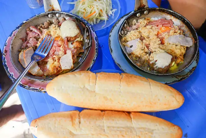 Review Bánh Mì Chảo Mai Hắc Đế: Địa Chỉ, Giá Và Trải Nghiệm Tại Các Quán Phố Mai Hắc Đế