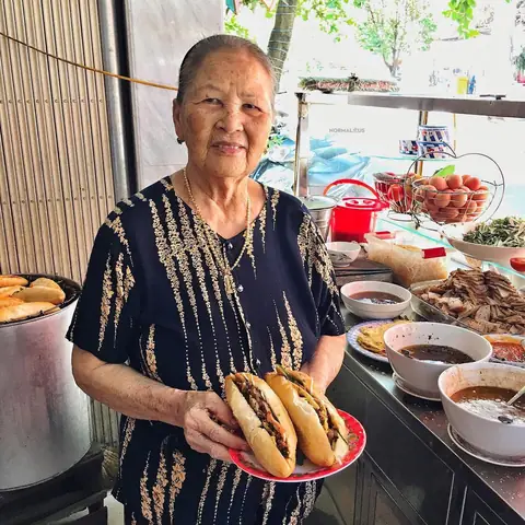 Review Bánh Mì Madam Khanh Hội An: Địa Chỉ, Giá Và Menu Từ Quán Bánh Mì Nữ Hoàng