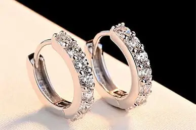 Tìm Hiểu Bông Tai Khoen Tròn Kim Cương: Thiết Kế, Chất Liệu Và Lựa Chọn Cho Tín Đồ Trang Sức Tìm Hiểu Bông Tai Khoen Tròn Kim Cương: Thiết Kế, Chất Liệu Và Lựa Chọn Cho Tín Đồ Trang Sức