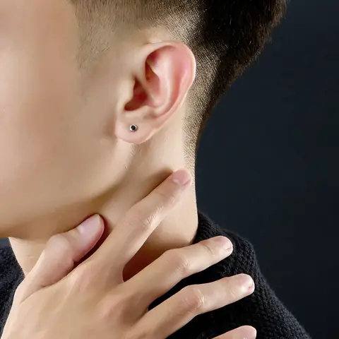 Bông Tai Nam Màu Đen: Hướng Dẫn Chọn Mẫu, Chất Liệu Và Phong Cách Phù Hợp