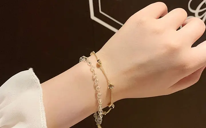 Top Các Kiểu Lắc Tay Đẹp: 20 Mẫu Nổi Bật + Hướng Dẫn Chọn Phù Hợp Cho Nam Và Nữ