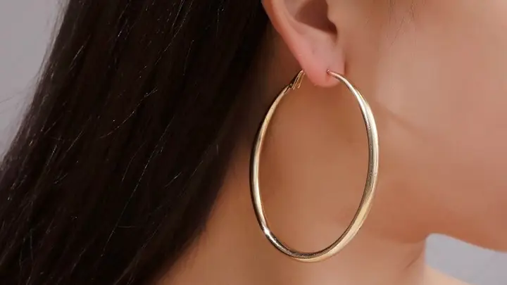 Cách Đeo Bông Tai Tròn Sao Cho Hợp Mặt Và Không Gây Hôi
