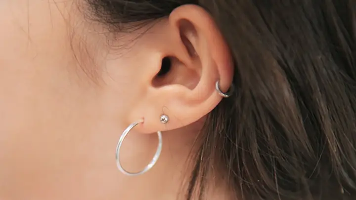 Cách Đeo Bông Tai Tròn Sao Cho Hợp Mặt Và Không Gây Hôi