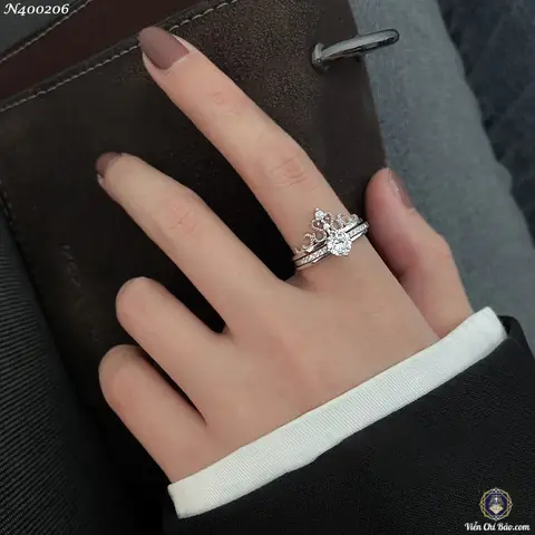 Cách Đeo Nhẫn Vương Miện: Hướng Dẫn Chi Tiết Vị Trí, Hướng Và Ý Nghĩa Cho Từng Phong Cách