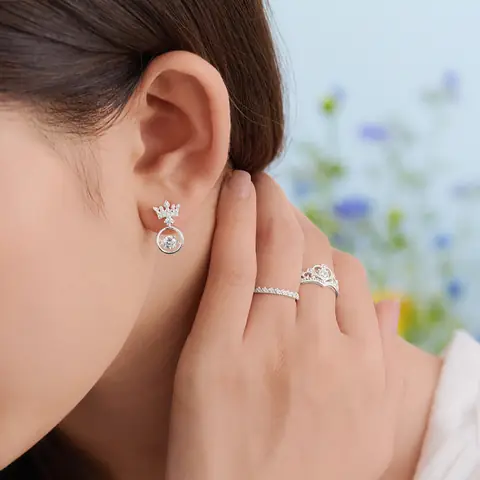 Cách Đeo Nhẫn Vương Miện: Hướng Dẫn Chi Tiết Vị Trí, Hướng Và Ý Nghĩa Cho Từng Phong Cách