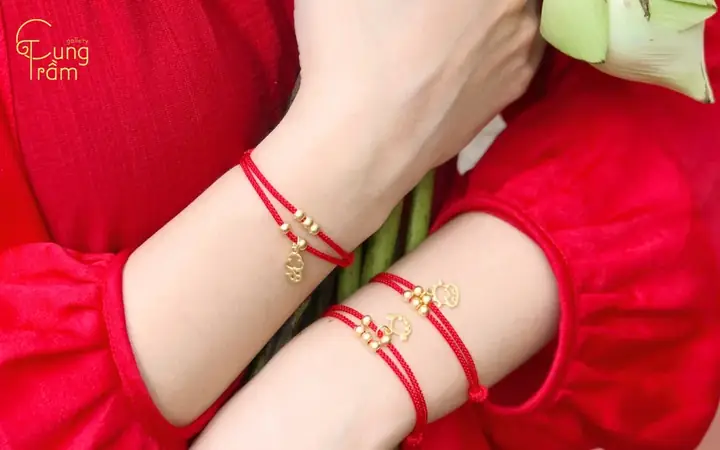 Hướng Dẫn Đeo Vòng Tay Chỉ Đỏ Đúng Cách Và Những Điều Kiêng Kỵ Cần Biết Hướng Dẫn Đeo Vòng Tay Chỉ Đỏ Đúng Cách Và Những Điều Kiêng Kỵ Cần Biết