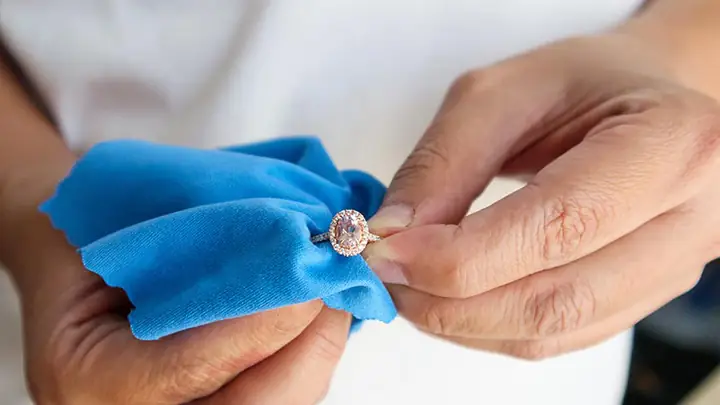 Cách Làm Sáng Nhẫn Inox Tại Nhà Nhanh Chóng Và An Toàn