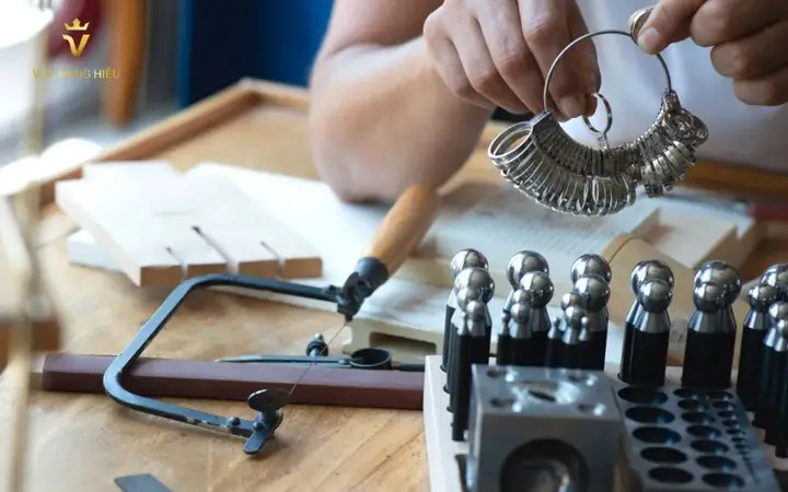 Cách Nới Rộng Nhẫn Bạc Tại Nhà: Hướng Dẫn Chi Tiết Từng Bước Cho Người Mới Bắt Đầu