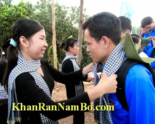 Hướng Dẫn Cách Quấn Khăn Rằn Nam Bộ Chuẩn Miền Tây Cho Người Mới Bắt Đầu Hướng Dẫn Cách Quấn Khăn Rằn Nam Bộ Chuẩn Miền Tây Cho Người Mới Bắt Đầu