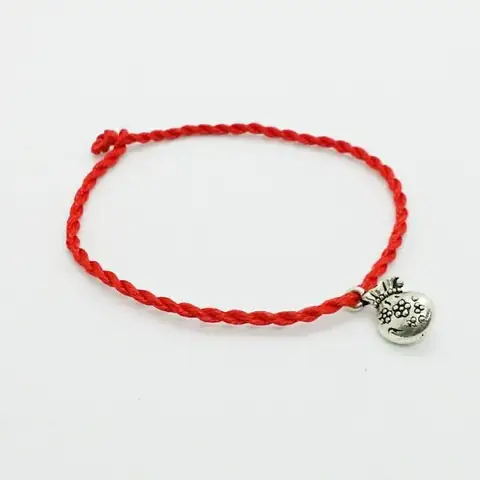 Hướng Dẫn Chi Tiết Cách Tết Vòng Tay Bằng Chỉ Đơn Giản Cho Người Mới Tự Làm Tại Nhà Hướng Dẫn Chi Tiết Cách Tết Vòng Tay Bằng Chỉ Đơn Giản Cho Người Mới Tự Làm Tại Nhà