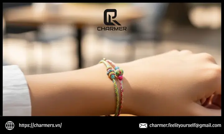 Hướng Dẫn Chi Tiết Cách Tết Vòng Tay Bằng Chỉ Đơn Giản Cho Người Mới Tự Làm Tại Nhà Hướng Dẫn Chi Tiết Cách Tết Vòng Tay Bằng Chỉ Đơn Giản Cho Người Mới Tự Làm Tại Nhà